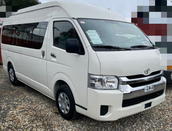 toyota-hiace-big-1